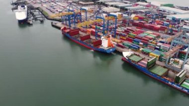 JORK hükümdarı ve BG Ruby, Kuzey İrlanda Belfast Tersanesinde çalışan Crane 'in konteynırları boşaltıyor.