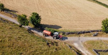 Massey Ferguson 'un Hava Fotoğrafı 390T Traktör Abbey Tanker İngiltere' deki bir çiftlikte gübre saçıyor. 
