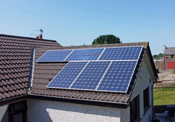 Painéis Solares Telhado Uma Casa Que Gera Energia Elétrica Renovável — Fotografia de Stock