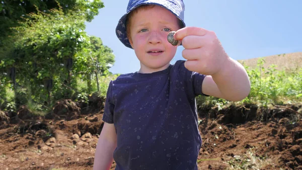 Small Boy Blue Sun Hat Snail Playing Garden — 图库照片