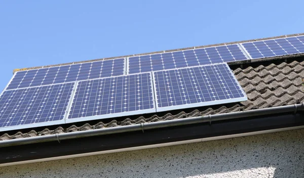 Painéis Solares Telhado Uma Casa Que Gera Energia Elétrica Renovável — Fotografia de Stock