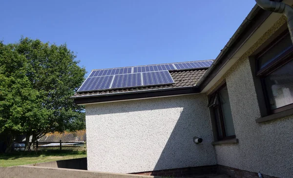 Zonnepanelen Een Dak Van Een Woning Die Duurzame Elektrische Energie — Stockfoto