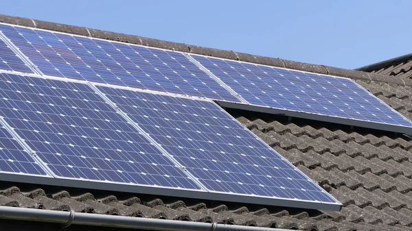 Painéis Solares Telhado Uma Casa Que Gera Energia Elétrica Renovável — Fotografia de Stock