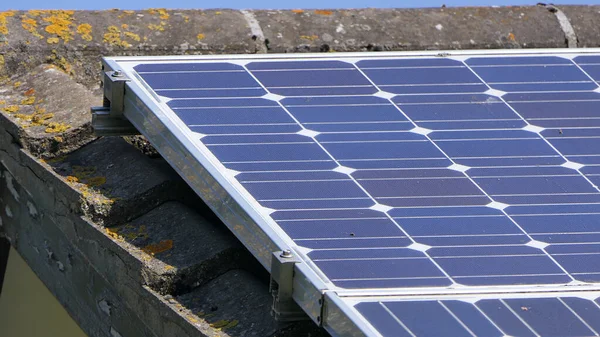 Painéis Solares Telhado Uma Casa Que Gera Energia Elétrica Renovável — Fotografia de Stock