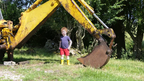 Jovem Brincando Velho Yellow Digger Uma Fazenda — Fotografia de Stock