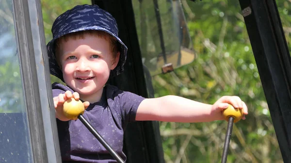 Młody Chłopiec Bawiący Się Starym Żółtym Kopaczu Farmie — Zdjęcie stockowe