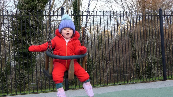Mała Dziewczynka Bawiąca Się Huśtawce Placu Zabaw — Zdjęcie stockowe