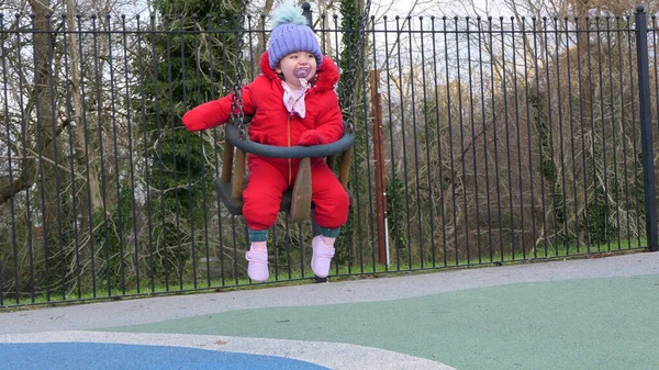 Petite Fille Amuser Sur Une Balançoire Dans Une Aire Jeux — Photo