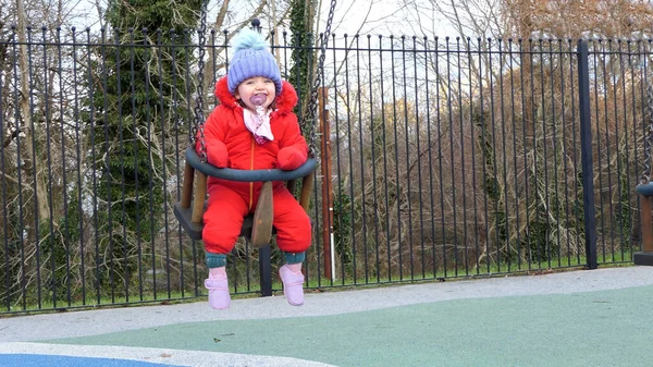 Petite Fille Amuser Sur Une Balançoire Dans Une Aire Jeux — Photo