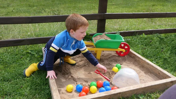 Рыжеволосый Ребенок Играет Игрушками Яме — стоковое фото