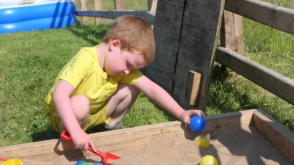 Рыжеволосый Ребенок Играет Игрушками Яме — стоковое фото