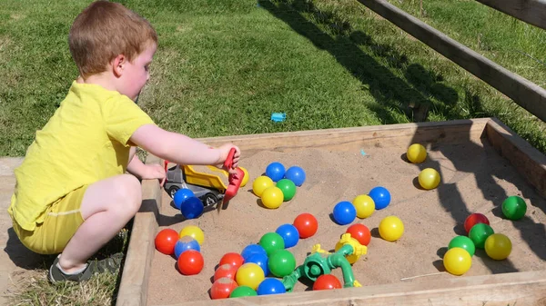 Niño Pelirrojo Jugando Con Juguetes Hoyo Arena —  Fotos de Stock