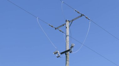 Bir iletim kulesi elektrik direği elektrik hatlarını evlere ve şirketlere taşıyor.