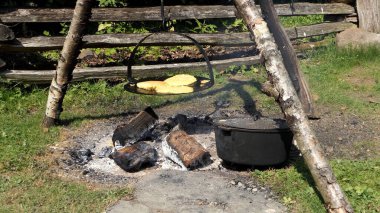 1800 'lerin Amerika' sında bir ateşin üzerinde ızgarada ekmek pişirmek. 