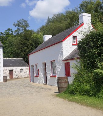 İrlanda 'da Eski İrlanda Geleneksel Beyaz Yıkanmış Çiftlik Evi