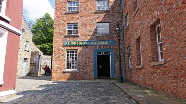 Kuzey İrlanda 'daki Ulster America Halk Parkı' nda Hırdavatçı ve Kimyacılar Dükkanı