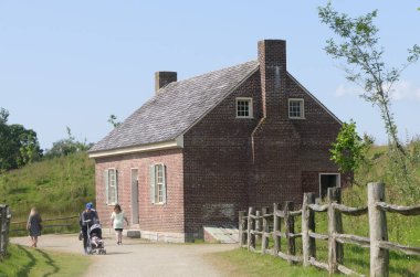 Eski Amerikan tarzı Brick House 1800 'lerden kalma Kuzey İrlanda' daki Ulster America Halk Parkı 'ndaki bir çiftlik.