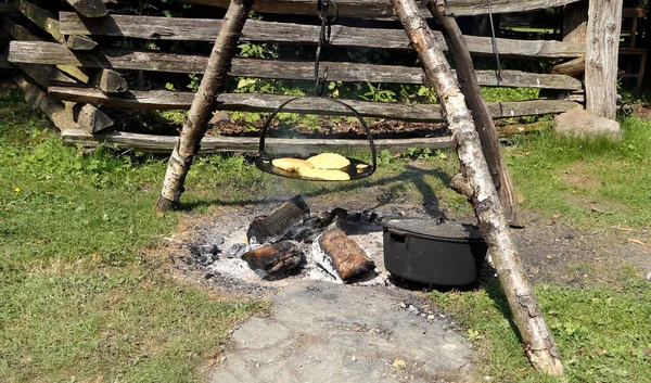 Baking Bread Griddle Fire Outdoors 1800 America — Stock Photo, Image