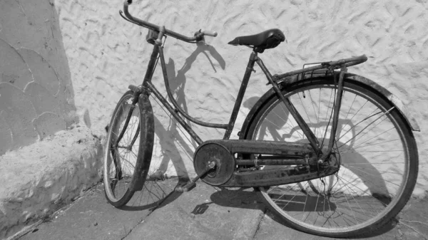 Старый Старинный Велосипед Сидит Напротив Ирландского Коттеджа — стоковое фото