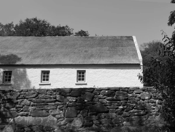 Foto Blanco Negro Una Antigua Cabaña Encalada Tradicional Irlandesa Con —  Fotos de Stock