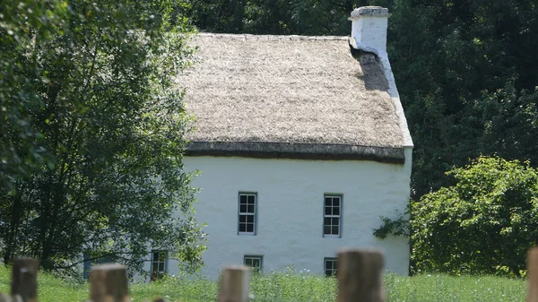 Old Irish Traditional Whitewashed Cottage Θολωτή Οροφή Αγρόκτημα Στην Ιρλανδία — Φωτογραφία Αρχείου