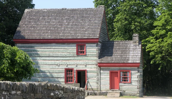 古いアメリカの1800スタイルの木造住宅の小屋とフェンス 新世界 — ストック写真