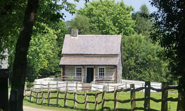 古いアメリカの1800スタイルの木造住宅の小屋とフェンス 新世界 — ストック写真