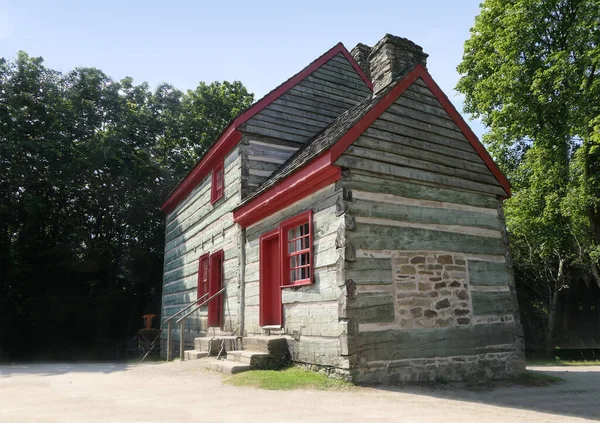 古いアメリカの1800スタイルの木造住宅の小屋とフェンス 新世界 — ストック写真