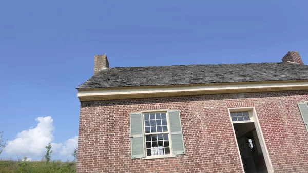 1800年からの古いアメリカ式レンガ造りの家の牧場 — ストック写真