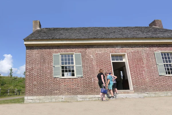 1800年に建てられた古いアメリカ式レンガ造りの農場があるアルスター アメリカ民俗公園 — ストック写真