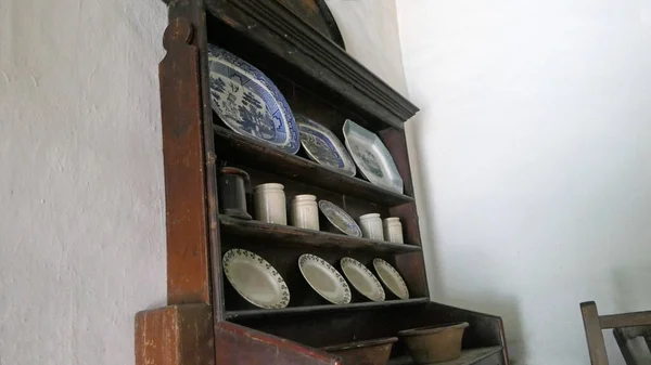 Old Antique Irish Kitchen Dresser Cups Plates Ireland — Stock Photo, Image