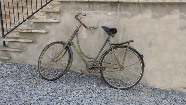 Gamla Antika Cykel Sitter Upp Mot Irländsk Stuga — Stockfoto