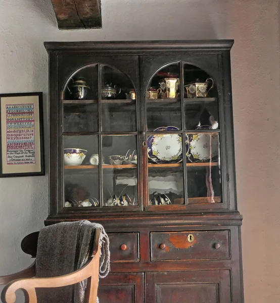 Old Antique Irish Kitchen Dresser Cups Plates Ireland — Stock Photo, Image