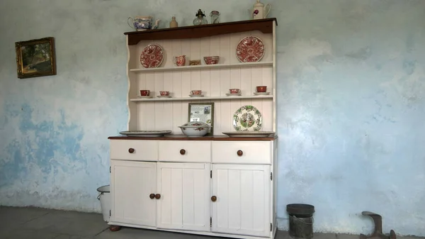 Old Antique Irish Kitchen Dresser Cups Plates Ireland — Stock Photo, Image