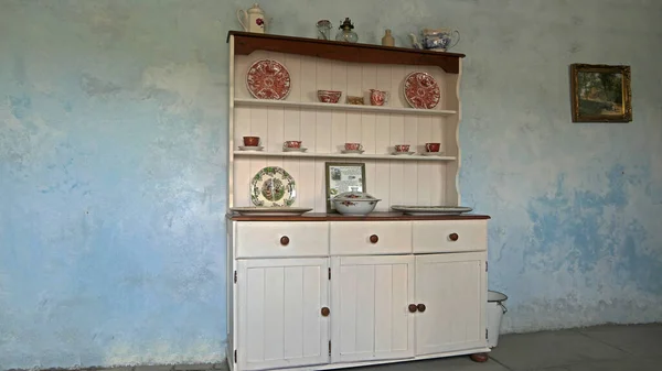 Old Antique Irish Kitchen Dresser Cups Plates Ireland — Stock Photo, Image