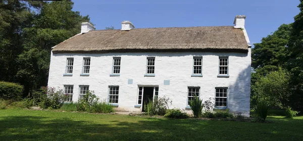 Old Irish Traditional Whitewashed Cottage Con Tetto Paglia Una Fattoria — Foto Stock