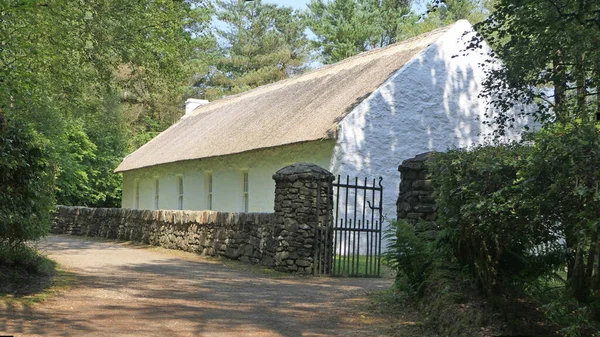 Velho Irlandês Tradicional Whitewashed Cottage Com Telhado Palha Uma Fazenda — Fotografia de Stock