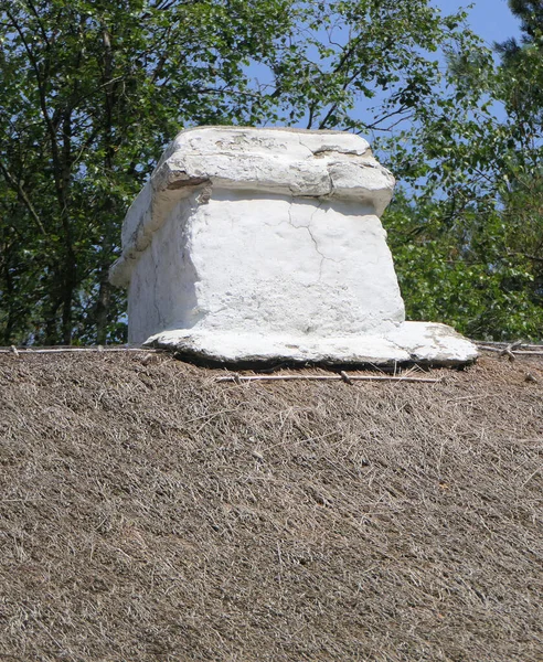 古いアイルランドの伝統的な白塗りのコテージからの煙突の喫煙 — ストック写真