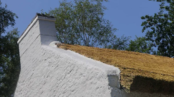 Velho Irlandês Tradicional Whitewashed Cottage Com Telhado Palha Uma Fazenda — Fotografia de Stock