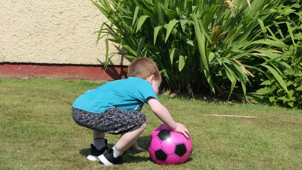 Piros Hajú Fiú Kék Pólóban Szórakozás Játszani Egy Rózsaszín Futball — Stock Fotó