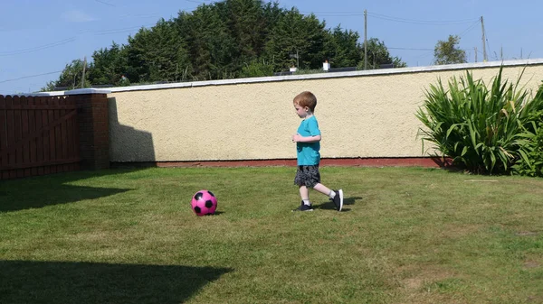 Garçon Tête Rouge Avec Shirt Bleu Amuser Jouer Avec Ballon — Photo