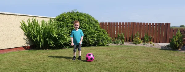 Garçon Tête Rouge Avec Shirt Bleu Amuser Jouer Avec Ballon — Photo