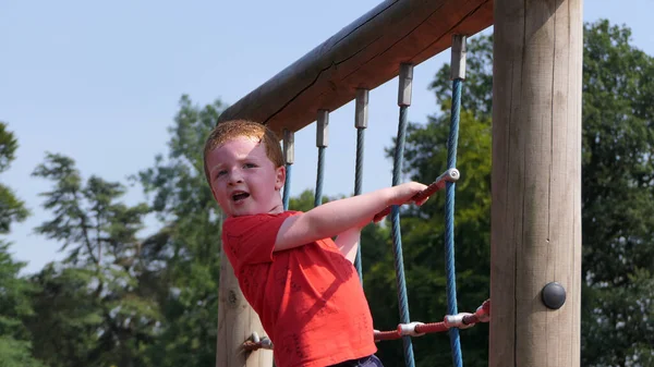 Rudy Chłopiec Czerwonej Koszulce Bawiący Się Dobrze Roap Playparku Słoneczny — Zdjęcie stockowe