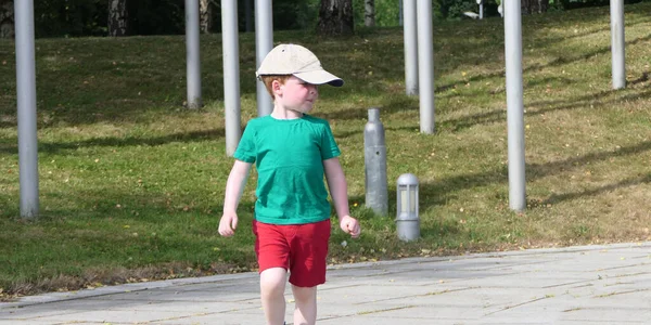 Petit Garçon Marchant Dans Parc Portant Shirt Vert Chapeau Short — Photo