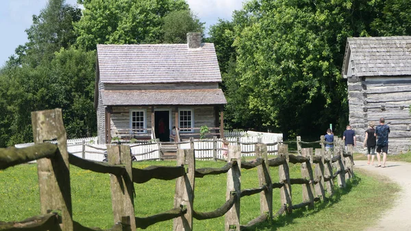 ニューワールド オールド アメリカン1800スタイルの木造家屋の小屋とフェンス北アイルランドのアルスター アメリカ民俗公園02 — ストック写真