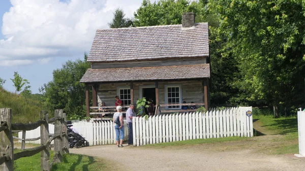 新世界古いアメリカ1800スタイルの木造家屋北アイルランドのアルスター アメリカ民俗公園での小屋とフェンス — ストック写真