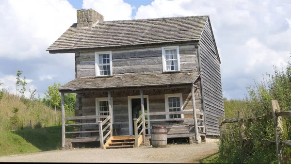 新世界古いアメリカ1800スタイルの木造家屋北アイルランドのアルスター アメリカ民俗公園での小屋とフェンス — ストック写真