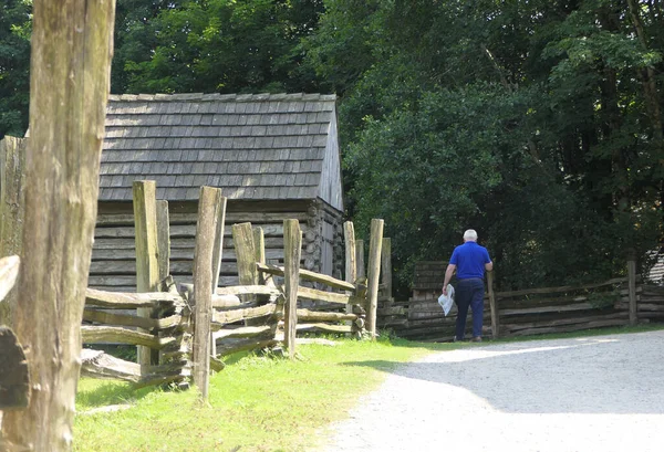 新世界古いアメリカ1800スタイルの木造家屋北アイルランドのアルスター アメリカ民俗公園での小屋とフェンス — ストック写真