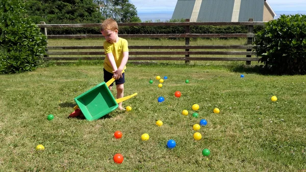 Niño Pequeño Jugando Con Pelotas Juguetes Césped Jardín Día Soleado — Foto de Stock