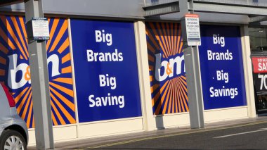 Larne Co Antrim Kuzey İrlanda 'da B & M Pazarlık anlaşması imzalandı